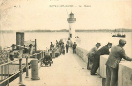 Royan Les Bains * Vue Sur Le Phare * Lighthouse * Bateau Vapeur - Royan
