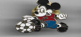 PIN'S MICKEY AU FOOTBALL - Disney