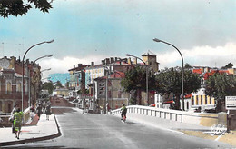 32 - AUCH : Le Pont Sur Le Gers - Jolie CPA Colorisée  ( Pompe à Essence CALTEX - Pub Murale SUZE ) - Gers - Auch
