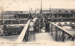 Tours     37  Gare Ou Chemin De Fer . Train.    Passerelle Fournier à La Sortie Des Ateliers     N°  LL 228  (voir Scan) - Tours