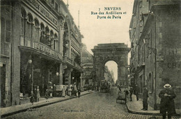 Nevers * La Rue Des Ardilliers Et Porte De Paris * Commerce Magasin Galeries Nivernaises - Nevers