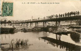 Vichy * La Passerelle Un Jour De Courses * Pont - Vichy