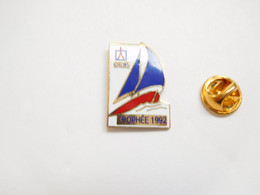 Beau Pin's En EGF , Marine Bateau Voilier , CCIP , Trophée 1992 , Chambre De Commerce Et D'industrie , Signé Winner - Bateaux