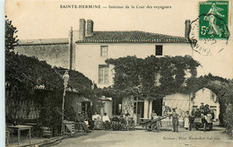 Ste Hermine * Intérieur De La Cour Des Voyageurs * Automobile Voiture Ancienne * Auberge Hôtel ? - Sainte Hermine