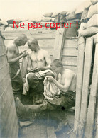 PHOTO ALLEMANDE - SOLDATS A LA CHASSE AU POUX DANS LA TRANCHEE - A LOCALISER - GUERRE 1914 1918 - 1914-18