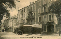 Contrexéville * Rue Et Hôtel Des Apôtres * Grand Hôtel Café Restaurant * Automobile Voiture Ancienne - Contrexeville