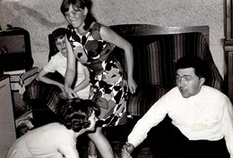 Photo Originale Danse Et Danseurs Déjantés Au Salon Pour Une Leçon De Twist Vers 1960 - Personas Anónimos