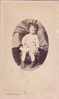 Photo CDV Carcassonne 1870 Portrait Poste Mortem Enfant Assis  Photo Nuna  Verdier Carcassonne Réf 10733 - Identified Persons