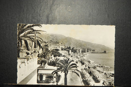 CP, 06, 06 MENTON - La Promenade Et La Plage Vues Du Casino - Menton