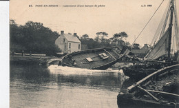 (CPA 14)  PORT-EN-BESSIN  /  Lancement D'une Barque De Pêche - - Port-en-Bessin-Huppain