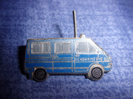 Pin's Renault Trafic De La Gendarmerie Nationale - 1980 - Ballard - Voiture - Automobile - Militaria