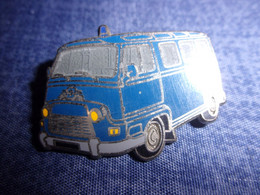 Pin's Renault Estafette De La Gendarmerie Nationale - 1959 - Ballard - Voiture - Automobile - Militaria