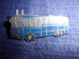 Pin's Berliet Cruiser De La Gendarmerie Nationale - 1970 - Ballard - Autocar - Automobile - Militaria