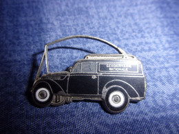 Pin's Renault Juvaquatre De La Gendarmerie Nationale - 1951 - Ballard - Voiture - Automobile - Militaria