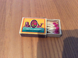 Ancienne Boîte D'allumettes CAUSSEMILLE (Marseille) En Bois "FABRIQUÉ EN ALGÉRIE" (lion, Dromadaire, Sphynx) Jaune - Matchboxes