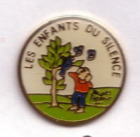 R207 Pin's MEDICAL Handicap Oreille Surdité Les Enfants Du Silence Dessin De Jacques Faisant Achat Immédiat - Médical