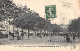 CPA 75 PARIS XIe BOULEVARD RICHARD LENOIR AU BOULEVARD VOLTAIRE - Distrito: 11