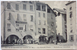 LA GRANDE PLACE - ARRIVÉE DE L'AUTOBUS - SAINT-ETIENNE De TINÉE - Saint-Etienne-de-Tinée