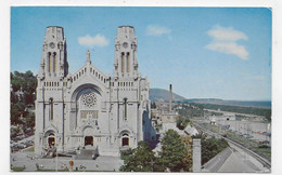 (RECTO / VERSO) LA BASILIQUE SAINTE ANNE DE BEAUPRE EN 1957 - QUEBEC - BEAU TIMBRE ET CACHET - FORMAT CPA - Ste. Anne De Beaupré