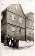 Carte Photo Originale Famille Aux Fenêtres Et Devant Leur Maison De Briques & Ardoises Cachet - Triptis Marxgrun 1914 - Anonymous Persons