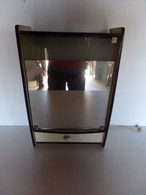 Armoire De Toilette 1950 / 1960, 1 Tiroir, 1 Miroir, 1 étagère, 1 Néon, Dimensions 49 X 42.5 X 15 Cm - Otros & Sin Clasificación