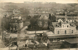 Neuville Sur Saône * Vue Générale Du Village * La Gare * Train * Ligne Chemin De Fer - Neuville Sur Saone