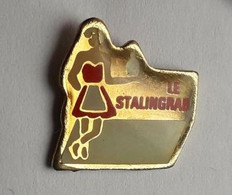 SP158 Pin's  La Pin'up La Serveuse Le Stalingrab Pu Stalingrad Achat Immédiat - Pin-ups