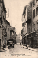 Neuville Sur Saône * La Rue De La République Et Hôtel De Ville * Automobile Voiture Ancienne Camionnette - Neuville Sur Saone