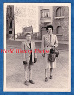 Photo Ancienne Snapshot - PERPIGNAN Ou Environs - Portrait Femme Photographe & Son Enfant - Appareil - Immeuble - Garçon - Anonymous Persons