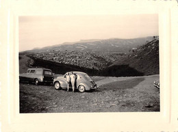 13 - La Ciotat - Route Des Crêtes - Août 1958 - Photo 8x6 - Belle Pose Devant Voitures Années 1960 4 CV, Aronde - Cars