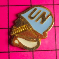 412c Pin's Pins / Beau Et Rare / THEME : MILITARIA / SOLDAT CASQUE BLEU Trop Cher  Payés Et Inutiles ! - Militaria