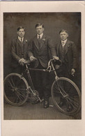 62 - HESDIN - Carte Photo - 3 Jeunes Hommes Avec Un Vélo - Portraitiste Jean Pasquero - Hesdin