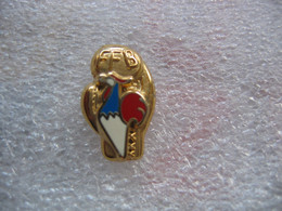 Pin's Doré De La FFB, (Fédération Française De Boxe). Coq Francais. (Voir Le Même Pin's Argenté Dans Ma Boutique) - Boxe