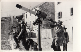 Man Looking Through The Telescope , Astronomy Old Real Photo - Astronomie