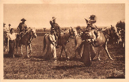 13 - Les Saintes-Maries-de-la-Mer Et Environs - Fête Provençale - Les Gardians De Camargue Dans Les Prairies Mas Du Juje - Saintes Maries De La Mer