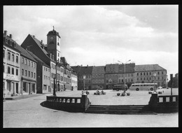 Foto AK Um 1979, Leisnig Kreis Döbeln, Marktplatz Mit DDR Oldtimer Bus - Leisnig