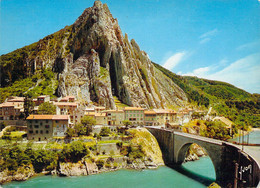 04 - Sisteron - Vue Sur La Ville - Au Fond, Le Rocher De La Baume - Au Premier Plan, La Durance - Sisteron