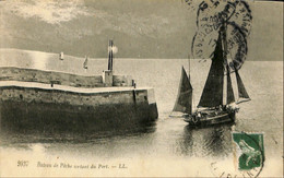 036 168 - CPA -  Thèmes - Transports - Bateaux - Bateau De Pêche Sortant Du Port - Visvangst
