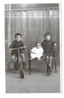 Ain-Témouchent Carte Photo D' Enfants Assis Dans Un Fauteuil Et Un Sur Un Vélo Photo César 35 Rue Cambronne Ain Algérie - Other Cities