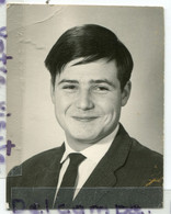 - Petite Photo - Portrait D'un Jeune Homme, Photographe De Roubaix, Dim 6.3 X 8.3 Cm, Années 1960, Avec étui, TBE, Scans - Personnes Identifiées