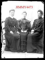 Trois Femmes Assises, à Identifier - Plaque De Verre - Taille 88 X 118 Mlls - Glasdias