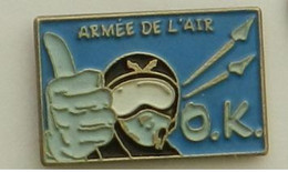 P24 Pin's Armée De L Air Militaire Avion  Achat Immédiat - Militaria