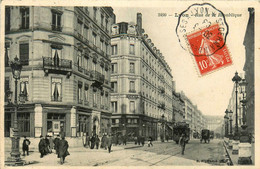 Lyon * 1er 2ème * La Rue De La République * Grand Hôtel * Tramway Tram - Lyon 1