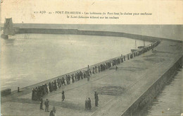 CALVADOS  PORT EN BESSIN Les Habitants Du Port Font La Chaine Pour Renflouer Le Saint Sebastien - Port-en-Bessin-Huppain