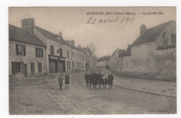 77 - ROISSY-EN-BRIE ** GRANDE RUE -  ECOLIERS - COMMERCE - ON POMPE A L'OEIL...TABAC...!! 1911 - Roissy En Brie