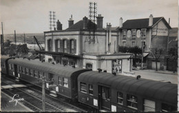 CPSM. -VERNOUILLET (Yvelines) La Gare - Un Train Arrivant En Gare De Vernouillet - Verneuil - TBE - Vernouillet