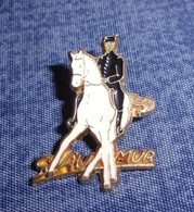 Pin's Ecole De Cavalerie De Saumur - Cavalier - Equitation - EAABC - Cheval - Militaria