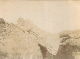 OBSERVATEUR EN VISEE TRES PRES DES LIGNES ENNEMIES WW1  PHOTO ORIGINALE 10 X 8 CM - War, Military