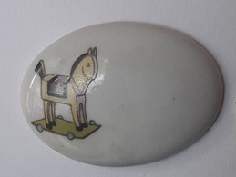 AB356 Pin's Jouet Cheval à Bascule / Cheval D'arçon Pour Enfant Qualité Porcelaine Non Signé Achat Immédiat - Jeux