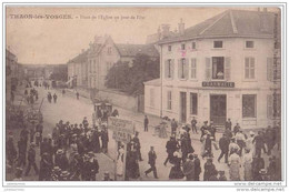 88 THAON LES VOSGES PLACE DE EGLISE UN JOUR DE FETE TRES ANIMEES - Thaon Les Vosges